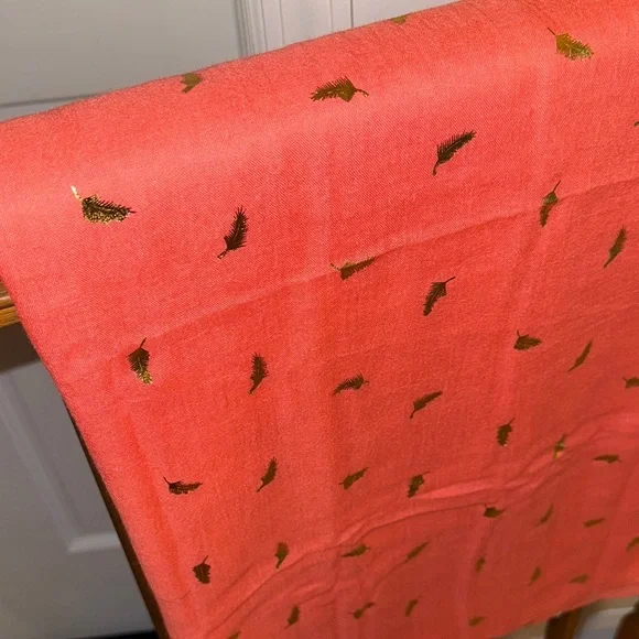 LERDU Coral Scarf with Gold Details - Picture 10 of 14